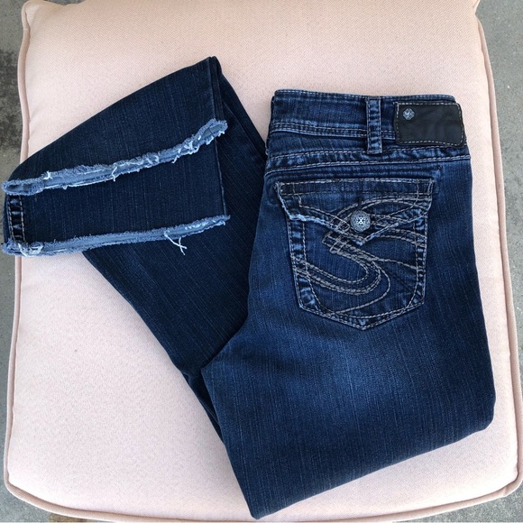 Silver Women’s Suki Surplus Flare Raw Hem Dark Wash Mid Rise Jeans W32/L32 - Picture 12 of 15